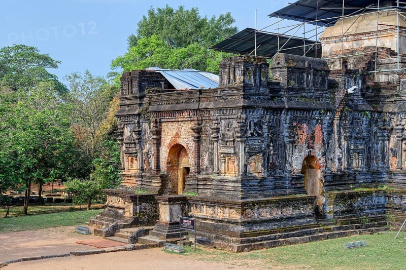 Thuparama Image House under reconstruction, Polonnaruwa ruins of the garden-city created by Parakramabahu the Great in the 12th century, Polonnaruwa, Sri Lanka