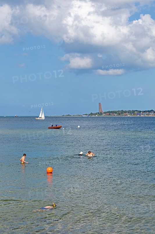 Sailing boat, rubber dinghy, people bathing, in the background the naval memorial in Laboe, Kiel Fjord, Falckenstein, Kiel, Schleswig-Holstein, Germany
