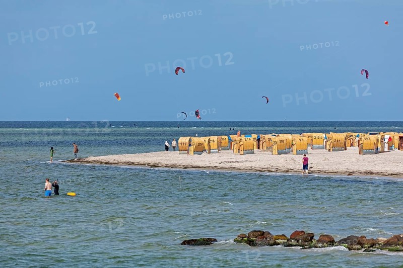 Kitesurfing, beach, beach chairs, Kiel Fjord, Laboe, Schleswig-Holstein, Germany