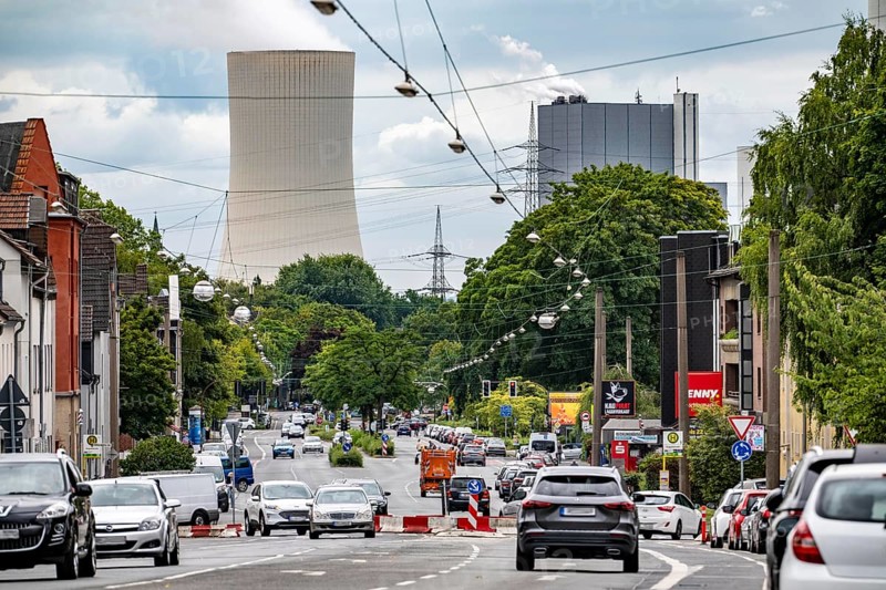 Cooling tower of the Herne combined heat and power plant, STEAG, 130 metres high, view along Westfalenstraße in Recklinghausen, to the south, North Rhine-Westphalia, Germany