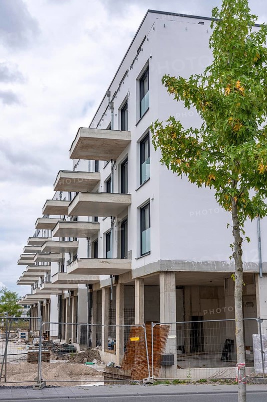 Shell construction, shortly in front of completion of a residential building, new Graf Bismarck city quarter on the Rhine-Herne Canal, residential and commercial development on the site of the power station of the former Graf Bismarck colliery, marina, in Gelsenkirchen, North Rhine-Westphalia, Germany