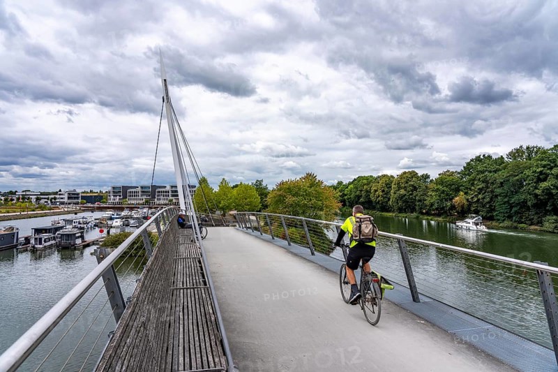 Cycle path, footpath at the new Graf Bismarck urban quarter on the Rhine-Herne Canal, residential and commercial development on the site of the power station of the former Graf Bismarck colliery, marina, on the canal, in Gelsenkirchen, North Rhine-Westphalia, Germany