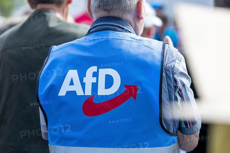 Ludwigshafen: Rally by Joachim Paul (AfD) in Ludwigshafen-Oggersheim***Picture: Close-up of the AfD logo on the waistcoat of a participant