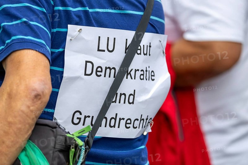 Ludwigshafen: Rally by Joachim Paul (AfD) in Ludwigshafen-Oggersheim***Picture: Sign with the inscription LU KLAUT DEMOKRATIE UND GRUNDRECHTE (LU KLAUT DEMOCRACY AND FUNDAMENTAL RIGHTS)