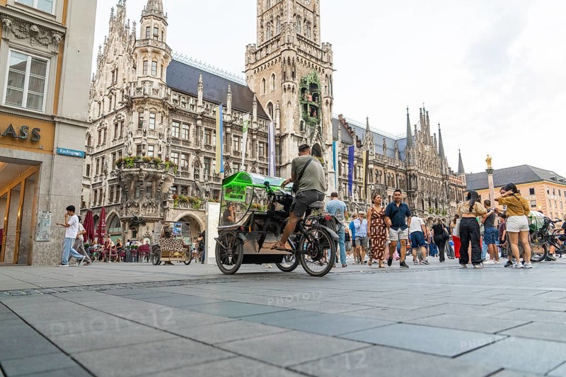 Lively town hall square with tourists in front of impressive Gothic architecture, Marienplatz, Munich, Germany