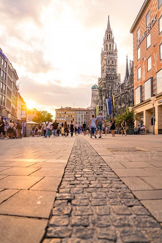 Pedestrian zone at sunset with a view of the New Town Hall, Marienplatz, Munich, Germany