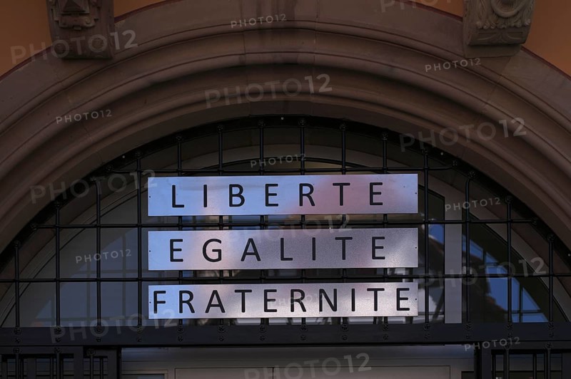 French motto Liberté, égalité, fraternité, liberty, equality, fraternity, town hall, Hôtel de Ville, market square, old town, Obernai, also Oberehnheim, Bas-Rhin, Grand-Est, Alsace, France