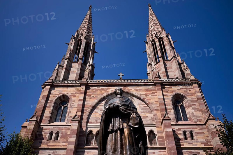 Monument, statue of Charles Emile Freppel, theologian and Bishop of Angers, in front of the church Église Saints Pierre et Paul, St. Peter et St. Paul, old town, Obernai, also Oberehnheim, Bas-Rhin, Grand-Est, Alsace, France