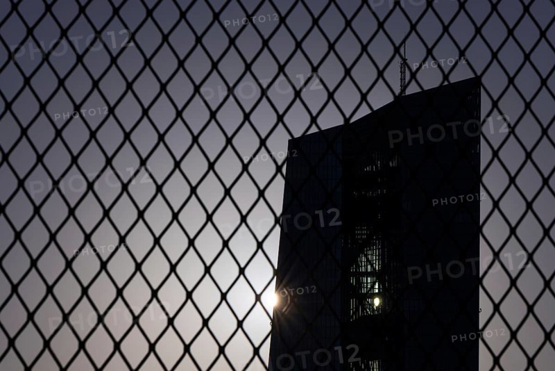 The sun passes behind the European Central Bank (ECB) in Frankfurt am Main, Frankfurt am Main, Hesse, Germany