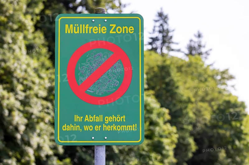 Litter-free zone. Sign at a hikers' car park near Neidlingen in the Swabian Alb. Hikers are asked not to leave any rubbish behind. Neidlingen, Baden-Württemberg, Germany