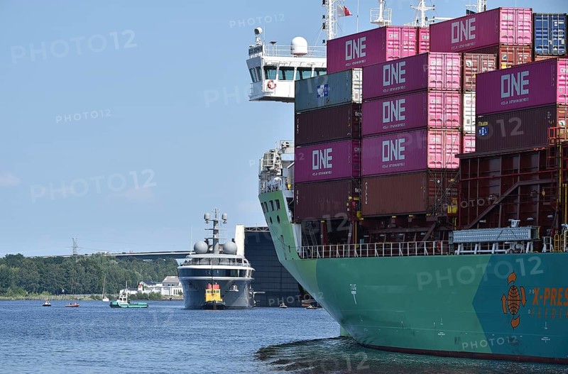 The new superyacht COSMOS and the container ship ECO ZEPHYR meet in the Kiel Canal, Kiel Canal, Kiel Canal, Schleswig-Holstein, Germany