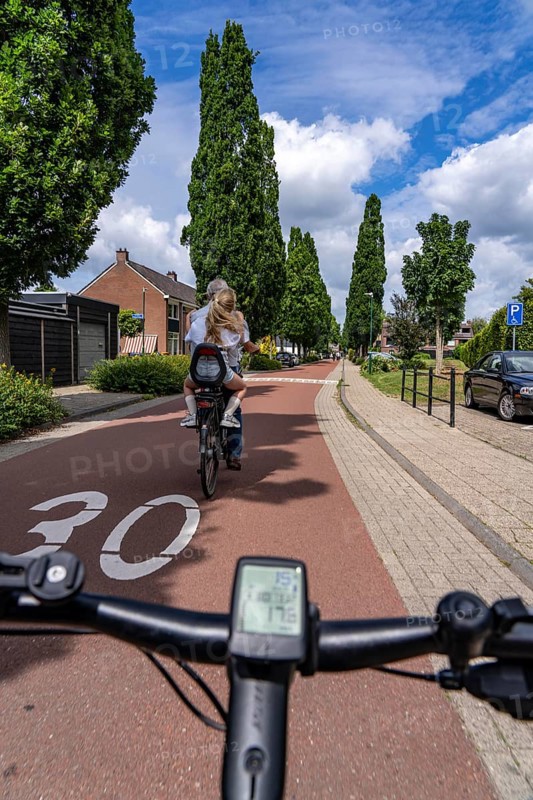 Cycling in the Dutch city of Houten, south of Utrecht, around 50, 000 people live here and work in the region, the traffic concept is consistently geared towards cycling, cars stay on the outskirts of the city districts, very well-developed cycling infrastructure, considered a model city in the Netherlands