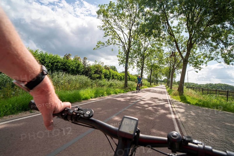 Cycling south of Utrecht, long-distance cycle path to Houten, around 50, 000 people live here and work in the region, the traffic concept is consistently geared towards cycling, cars remain on the outskirts of the city districts, very well-developed cycling infrastructure, considered a model city in the Netherlands, Utrecht