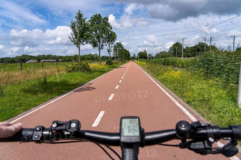 Cycling in the Dutch city of Houten, south of Utrecht, around 50, 000 people live here and work in the region, the traffic concept is consistently geared towards cycling, cars remain on the outskirts of the city districts, very well-developed cycling infrastructure, considered a model city in the Netherlands, long-distance cycle path to Utrecht