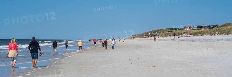Germany, Schleswig-Holstein, North Frisia, Sylt, Wenningstedt, People on the beach
