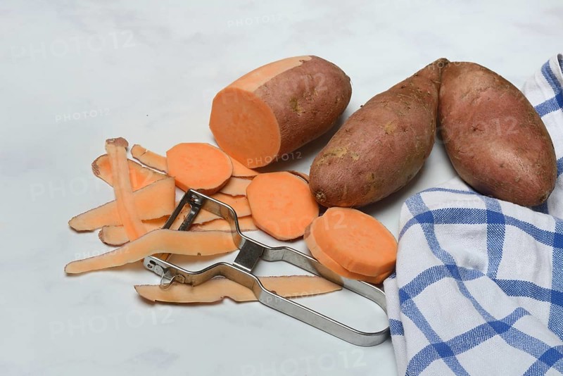 Sweet potatoes with potato peeler, potato slices, partially peeled, Ipomoea batatas