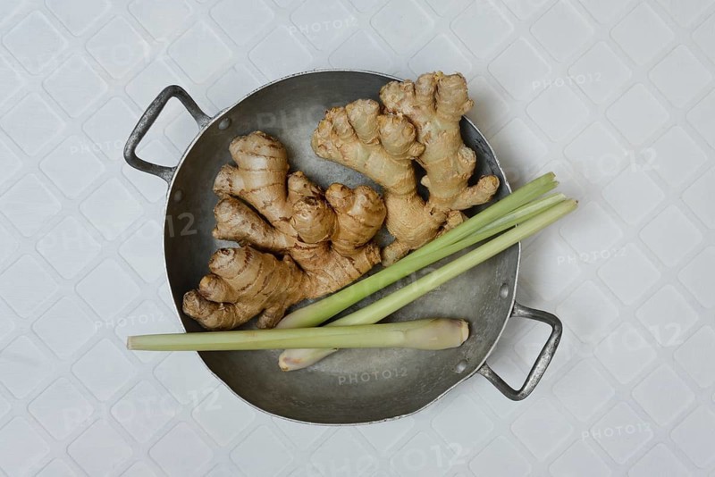 Ginger, ginger tubers and lemongrass with peel