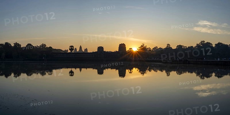 Angkor Wat, sunrise, Angkor, UNESCO World Heritage Site, Siem Reap, Cambodia, Indo-China, Southeast Asia