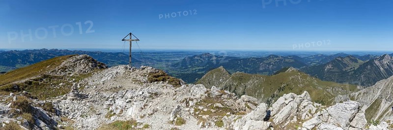 Mountain panorama with summit cross from Großer Dumb, 2280 m, into the Illertal with Grünten, 1738 m, Allgäu Alps, Allgäu, Bavaria, Germany
