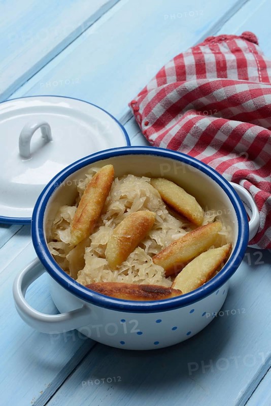 Fried puff noodles with sauerkraut in pots