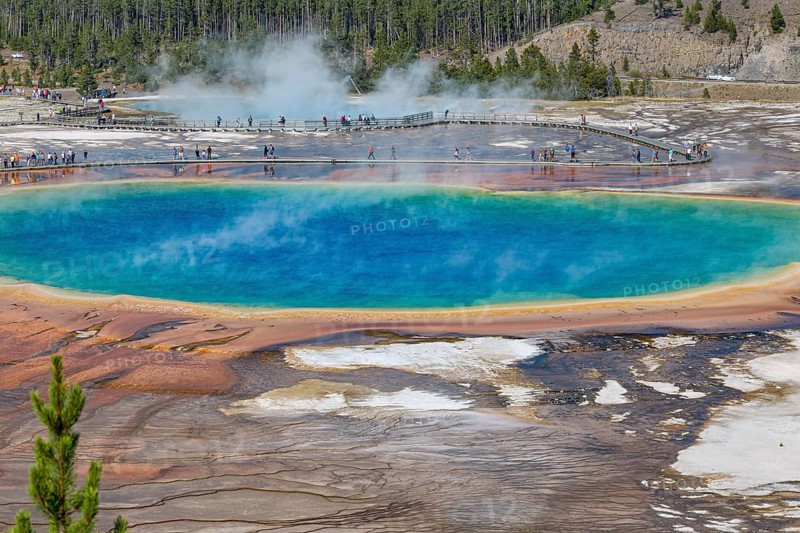 180823_011 Park visitors on observation boardwalk get close up view of the Grand Prismatic Spring in the Midway Geyser Basin of Yellowstone National Park, Wyoming
