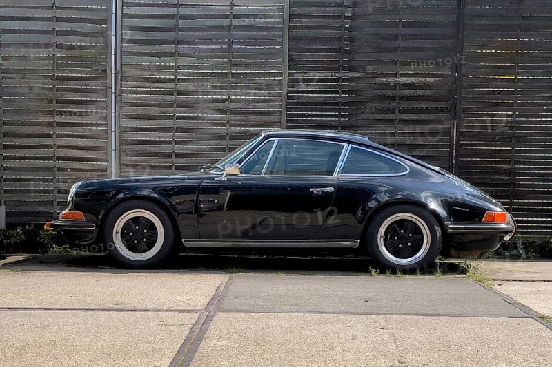 Oldtimer classic car Porsche 911 2.0 coupe in black black paint, international