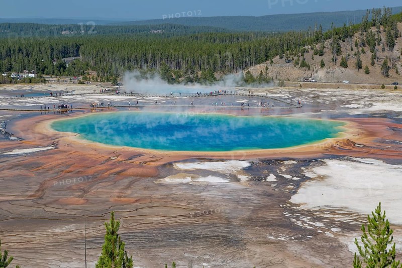 180823_010 Park visitors on observation boardwalk get close up view of the Grand Prismatic Spring in the Midway Geyser Basin of Yellowstone National Park, Wyoming