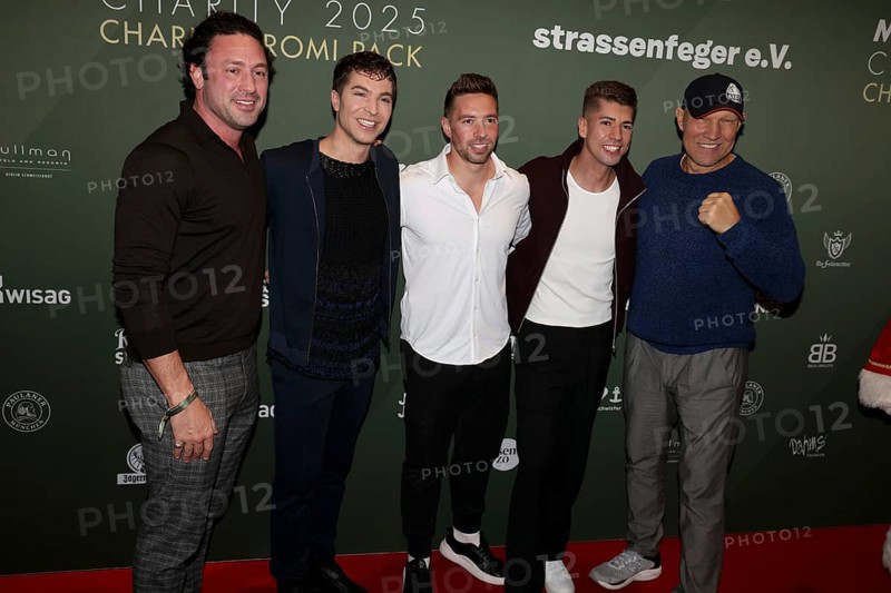 Daniel Völz, Julian David, Ramon Roselly, Maximilian Seitz, Axel Schulz. Charity Celebrity Pack 2025 campaign for street sweeps e.V. at Bikini Berlin, 26.11.2025