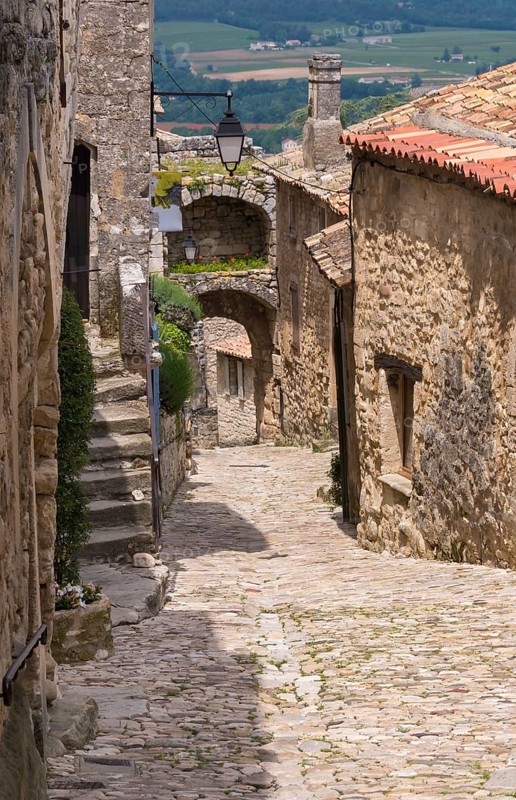 Medieval alley in the village of Lacoste, Vaucluse, Provence Alpes Côte d'Azur, Provence, France
