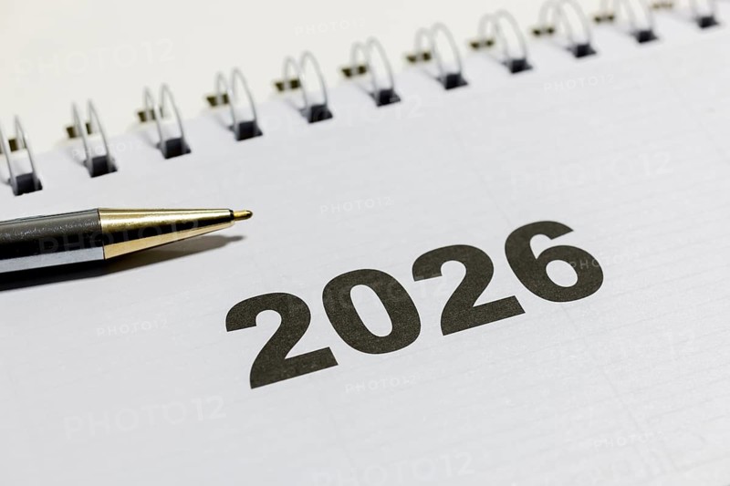 Ringbook calendar, calendar sheet for the year 2026 with a black pen next to it