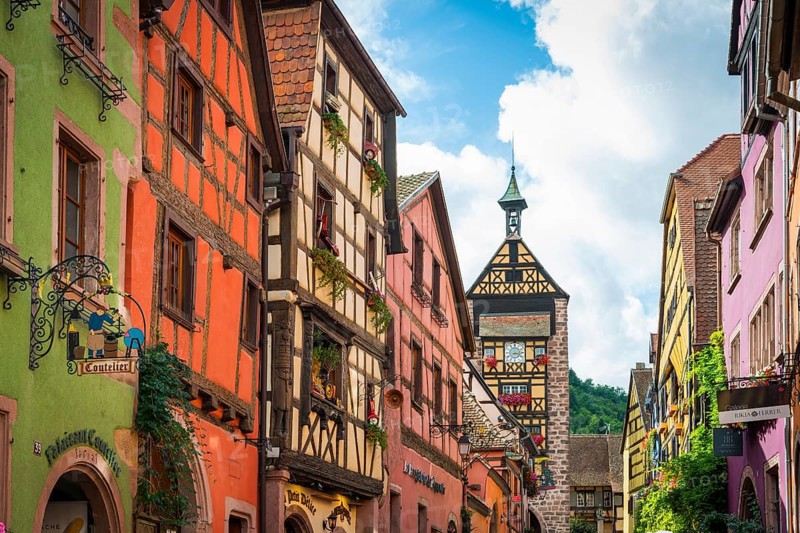 Colourful half-timbered houses in the historic old town of Riquewihr, Ellsass