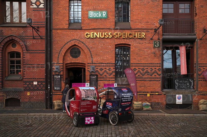 Pedalo Tour bicycles with advertising for the International Maritime Museum Peter Tamm park, stand in front of café, coffee roastery, gourmet storage, warehouses, brick buildings, Hamburger Speicherstadt, Hafencity, Free and Hanseatic City of Hamburg, Germany