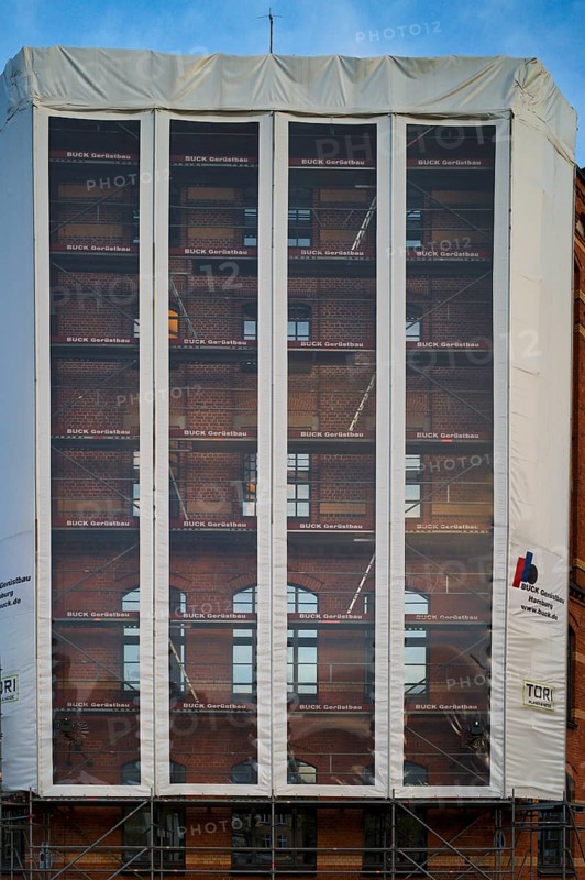 Construction work, renovation behind scaffolding tarpaulin, Buck weather protection tarpaulin, warehouses, brick buildings, Hamburger Speicherstadt, Hafencity, Free and Hanseatic City of Hamburg, Germany