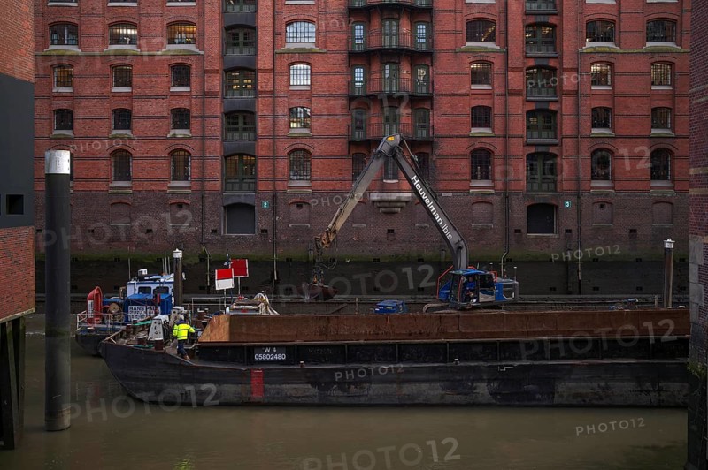 Dredging vessel in the canal, dredging, warehouses, brick buildings, Hamburger Speicherstadt, Hafencity, Free and Hanseatic City of Hamburg, Germany