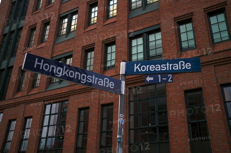 Street signs Hongkongstraße, Koreastraße, warehouses, façade, brick buildings, Hamburger Speicherstadt, Hafencity, Free and Hanseatic City of Hamburg, Germany