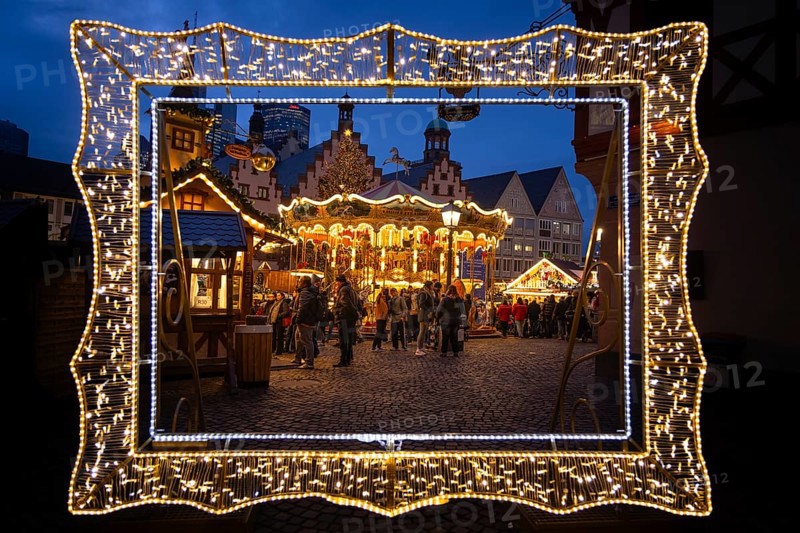 There is a large illuminated picture frame on the Römerberg in Frankfurt am Main, through which you can look at the Christmas market or be photographed with this scenery, Römerberg, Frankfurt am Main, Hesse, Germany