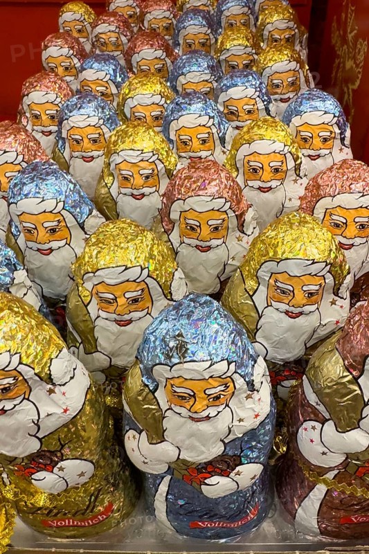Display on the shelf of chocolate Santa Claus chocolate Santa Claus Santa Claus Santa Claus Santa Claus chocolate Santa Claus chocolate Santa Claus chocolate lice Santa Claus chocolate lice Santa Claus in color red of colored staniol paper made of chocolate arranged like army of Santa Claus, Germany