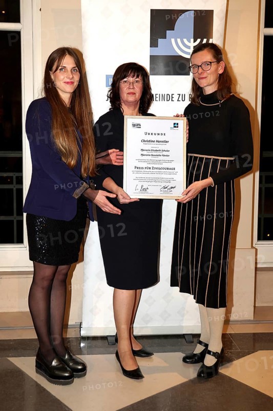 Elisabeth Schulze, Christine Herntier, Jette Förster at the Prize for Civil Courage against Right-Wing Radicalism and Anti-Semitism, 19th Charity Dinner Room of Names at Berlin's Hotel Adlon on 24.11.2025
