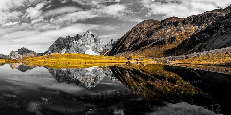 Mountain panorama in autumn, Eissee, Oytal, behind Großer Wilder, 2379m, Hochvogel and Rosszahn Group, Allgäu Alps, Allgäu, Bavaria, Germany