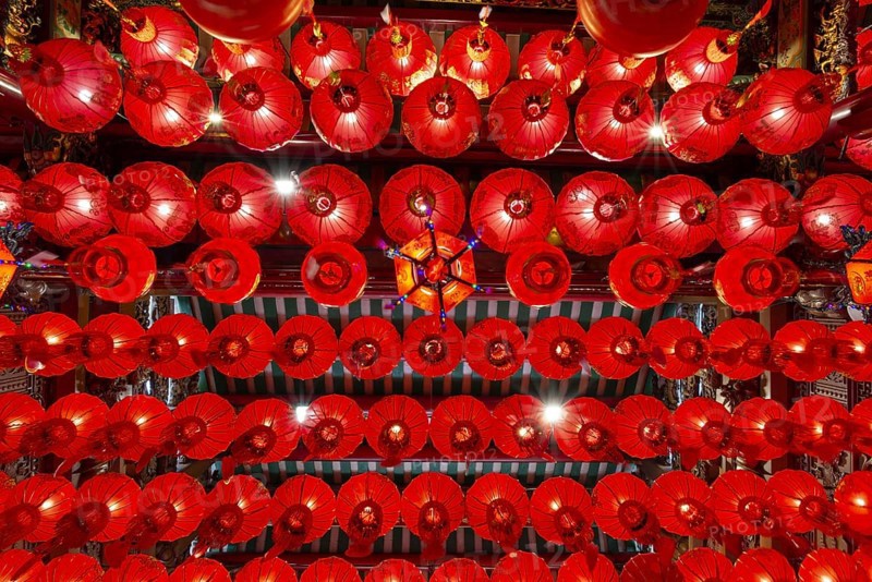 Traditional Chinese lanterns, numerous lanterns hanging from the ceiling, Wat Mangkon Kamalawat, Yaowarat Road, Chinatown, Bangkok, Thailand