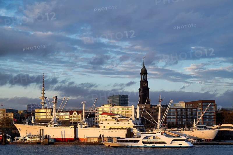 Museum ship Cap San Diego, main evangelical church of St. Michaelis, Michel for short, piers, Free and Hanseatic City of Hamburg, evening light, twilight, Germany