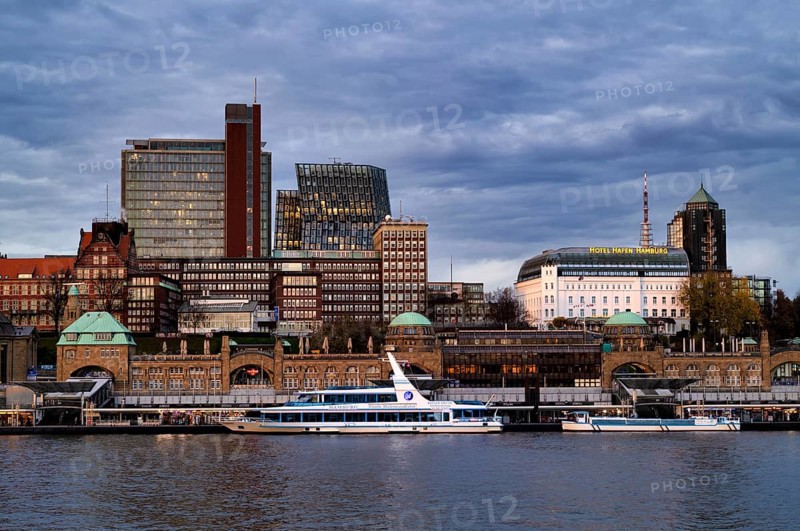 Excursion boats, Hotel Hafen Hamburg, Landungsbrücken, Free and Hanseatic City of Hamburg, evening light, twilight, Germany