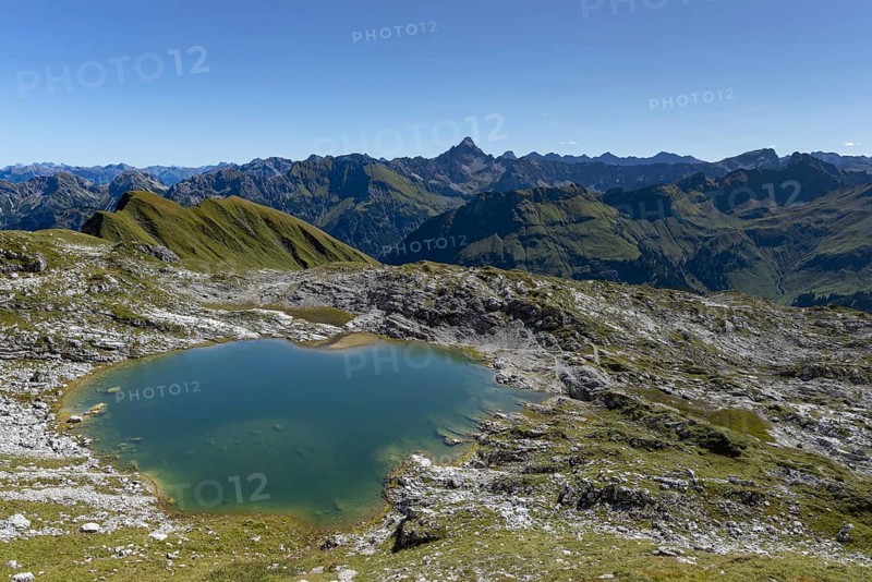 Mountain panorama over Laufbichlsee, behind it the Hochvogel, 2592m, Allgäu Alps, Allgäu, Bavaria, Germany