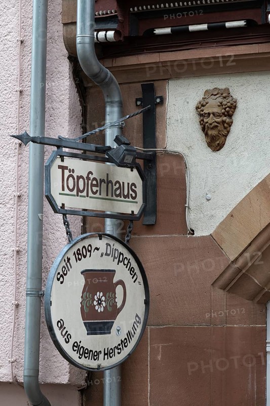 Sign am Töpferhaus, Fachwerk, stony path 8, Marburg, Hesse, Germany