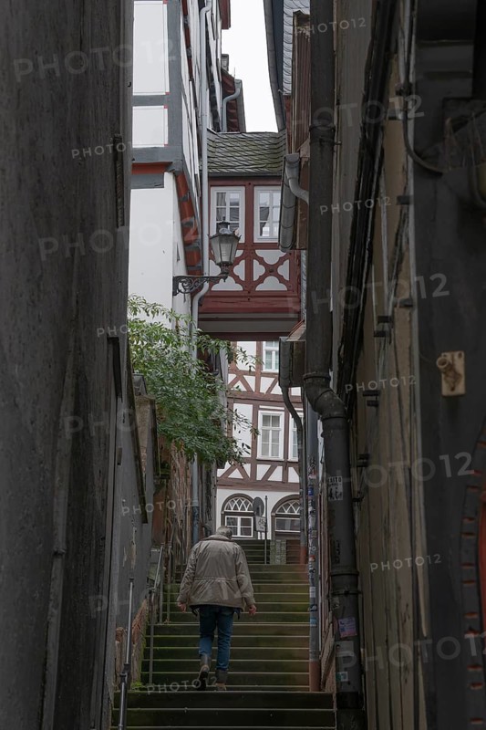 Schmale Gasse mit half-timbered house, Oberstadt, Marburg, Hesse, Germany