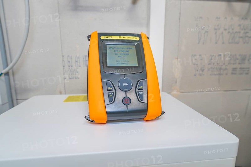 PVcheck PRO measuring device device with display installed in a technical environment