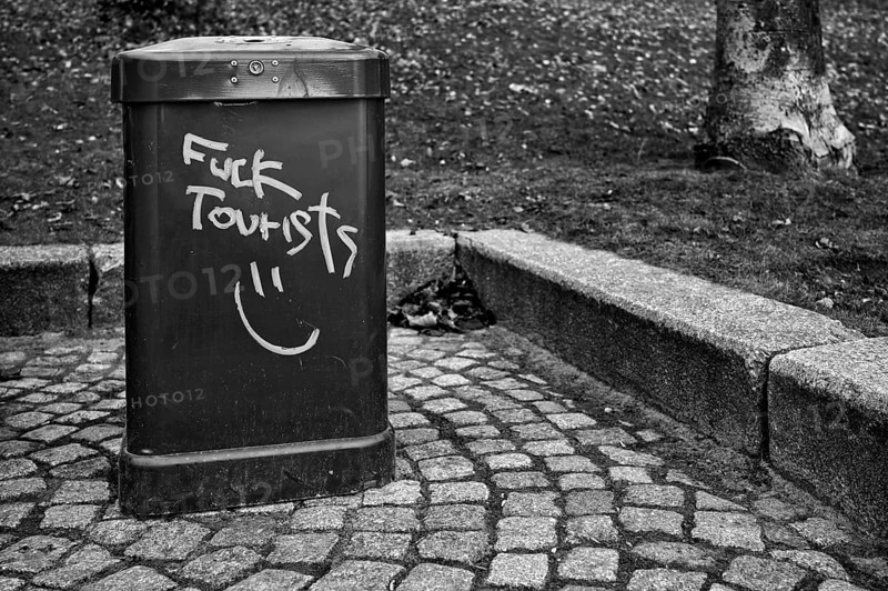 Trash cans, trash cans, graffiti FUCK TOURISTS, protest against tourists, black and white, Free and Hanseatic City of Hamburg, Germany