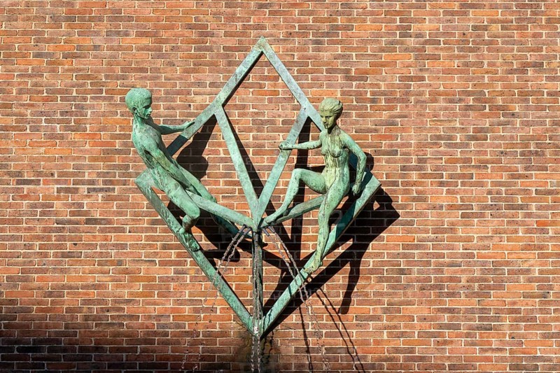 The Minoprio Fountain, 1988 bronze sculpture by Vivien ap Rhys Pryce Streatham Campus, University of Exeter, Exeter, Devon, England, UK
