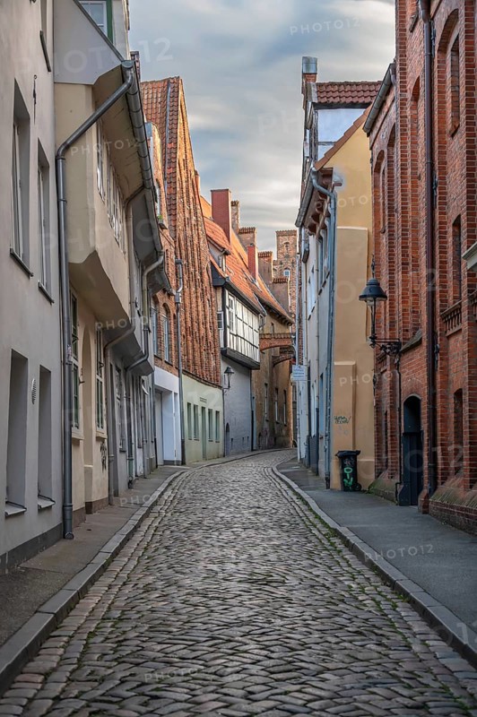 Alley of Lübeck's old town with historic residential buildings, Seventh Querstraße, Hanseatic City of Lübeck, Schleswig-Holstein, Germany
