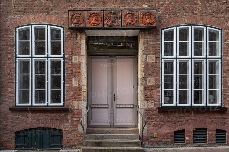 Terracotta decoration above the entrance to the Schabbelhaus, a Renaissance building built in 1558, Mengstr, 48 Hanseatic City of Lübeck, Schleswig-Holstein, Germany